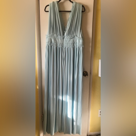 NWT ASOS plus pleated Sleeveless V-neck maxi dress - Picture 6 of 10